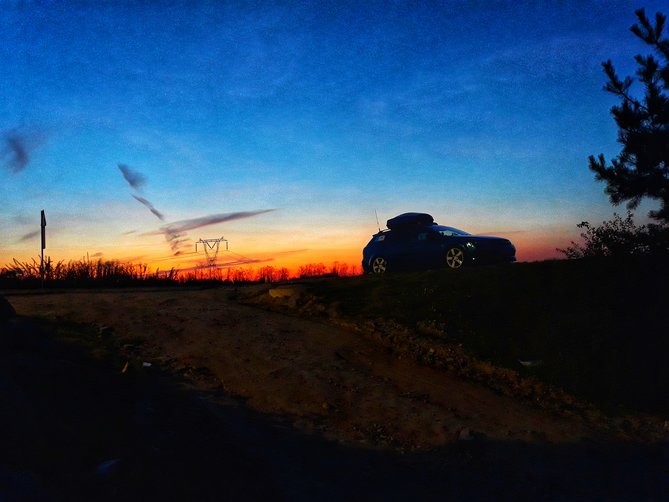 Nightfall Mazda przy zachodzie słońca .jpeg