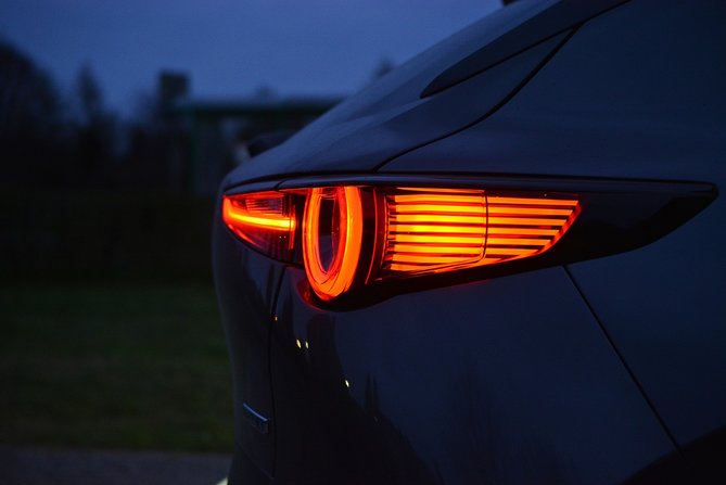 Mazda lampa tył 2.jpg