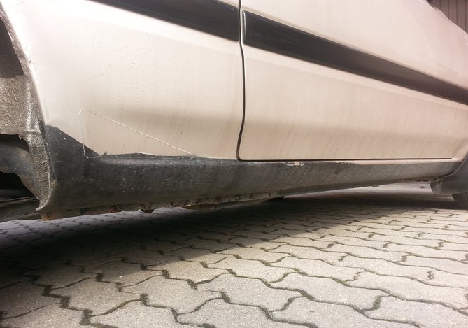 mazda 323 prawy próg.jpg