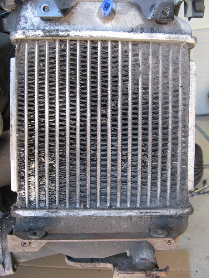 Mazda 5 intercooler czyszczenie 03.JPG