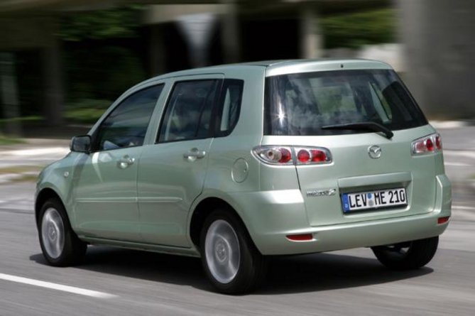 mazda2dy_po_liftingu_tyl.jpg