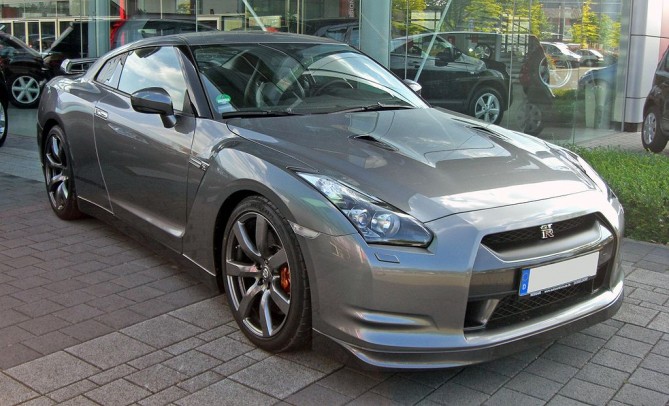1024px-Nissan_GT-R_20090531_front.JPG