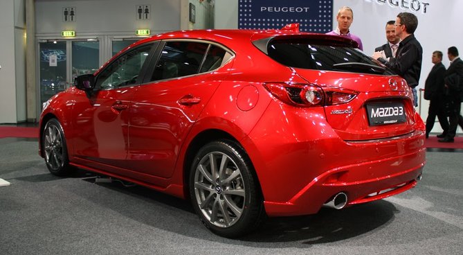 010-2014-Mazda3-Vienna-Autoshow-Tuning-Red-Rot-Rear-Heck-autofilou.JPG