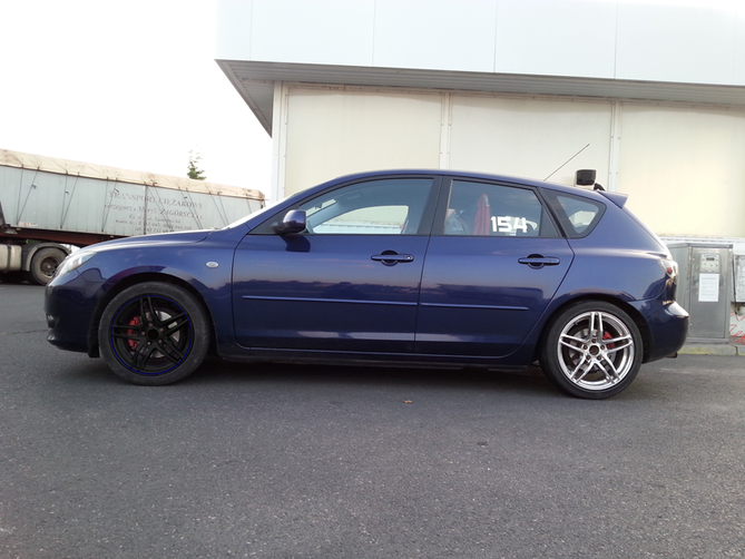 mazda czarny mat nieb pasek.png