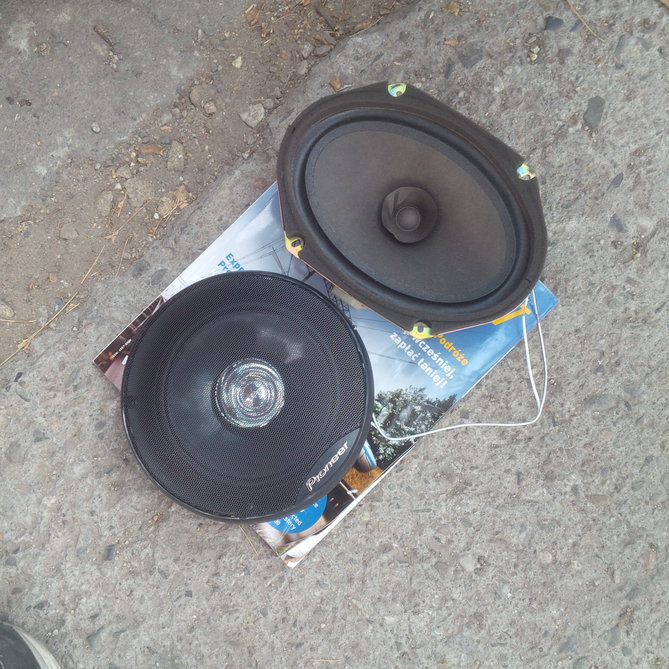 R speaker.jpg